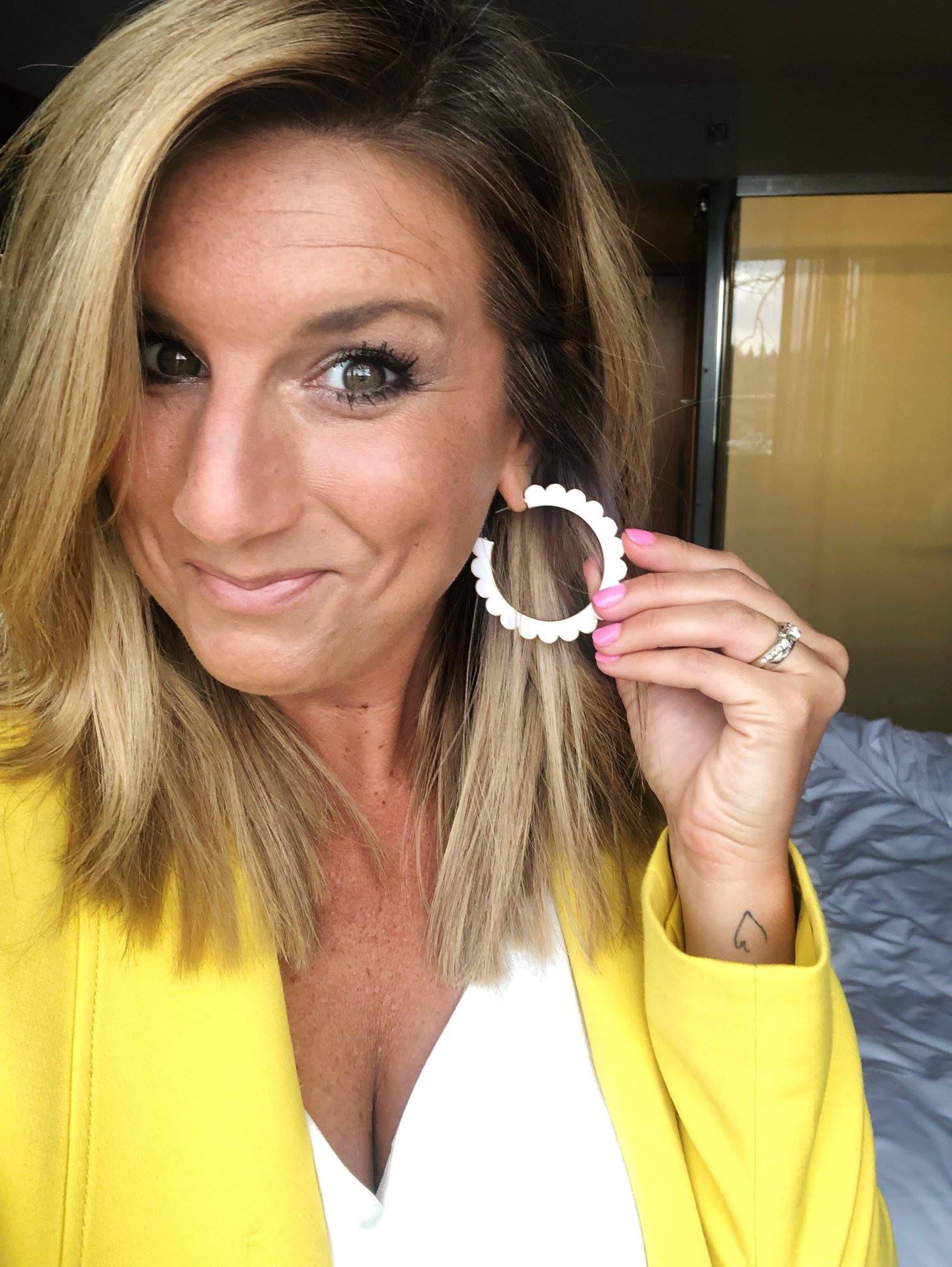 How to Style Statement Earrings // Non Heavy Statement Earrings // Cute Spring Earrings // Baublebar Earrings