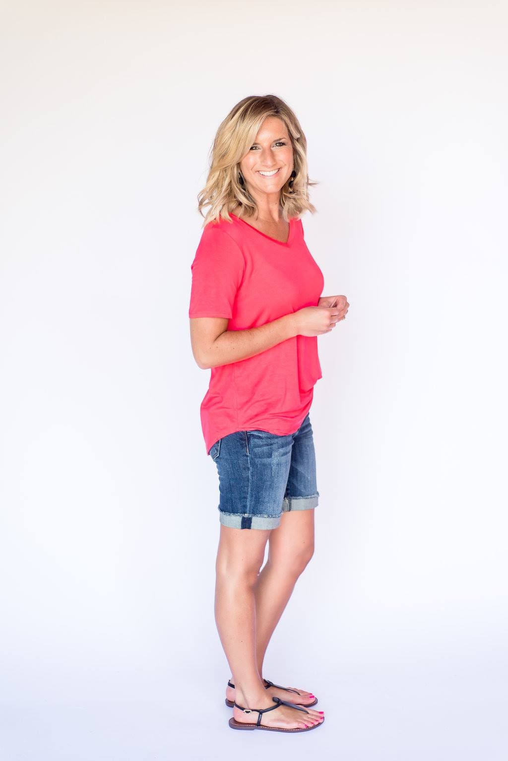 What to wear with longer inseam shorts // Casual and simple summer outfit // Cute Summer Outfit // The perfect shorts for Summer